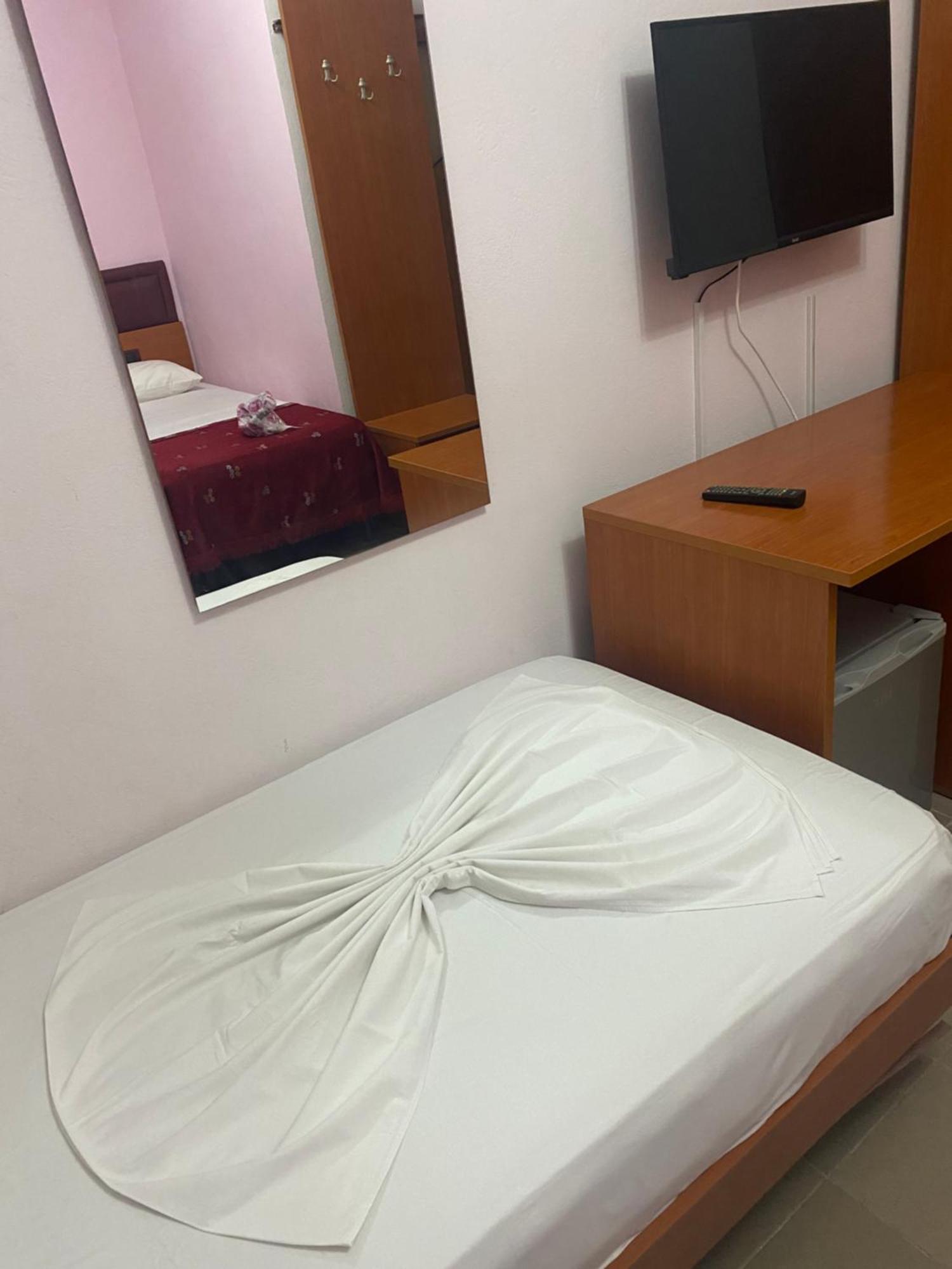 Hotel Edland Влёра Экстерьер фото